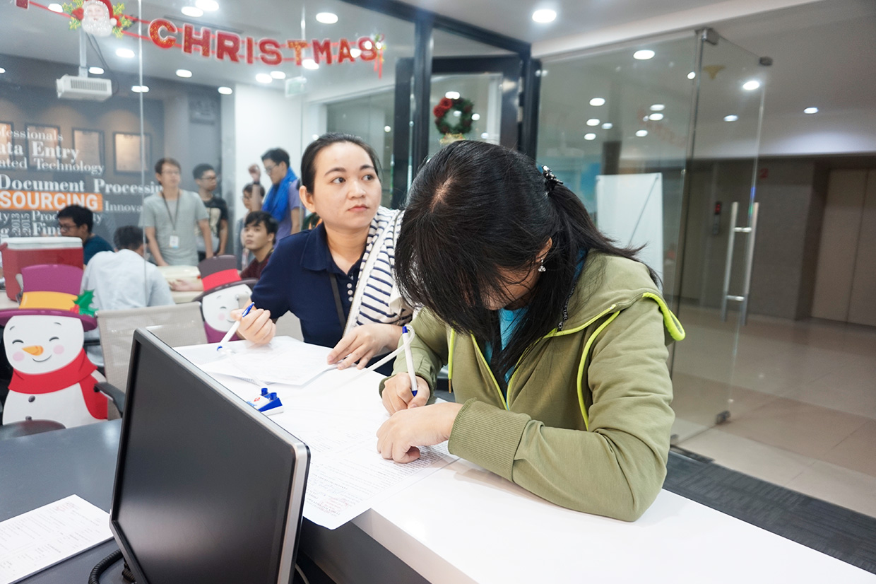 Nhân viên SaigonBPO điền phiếu đăng ký hiến máu