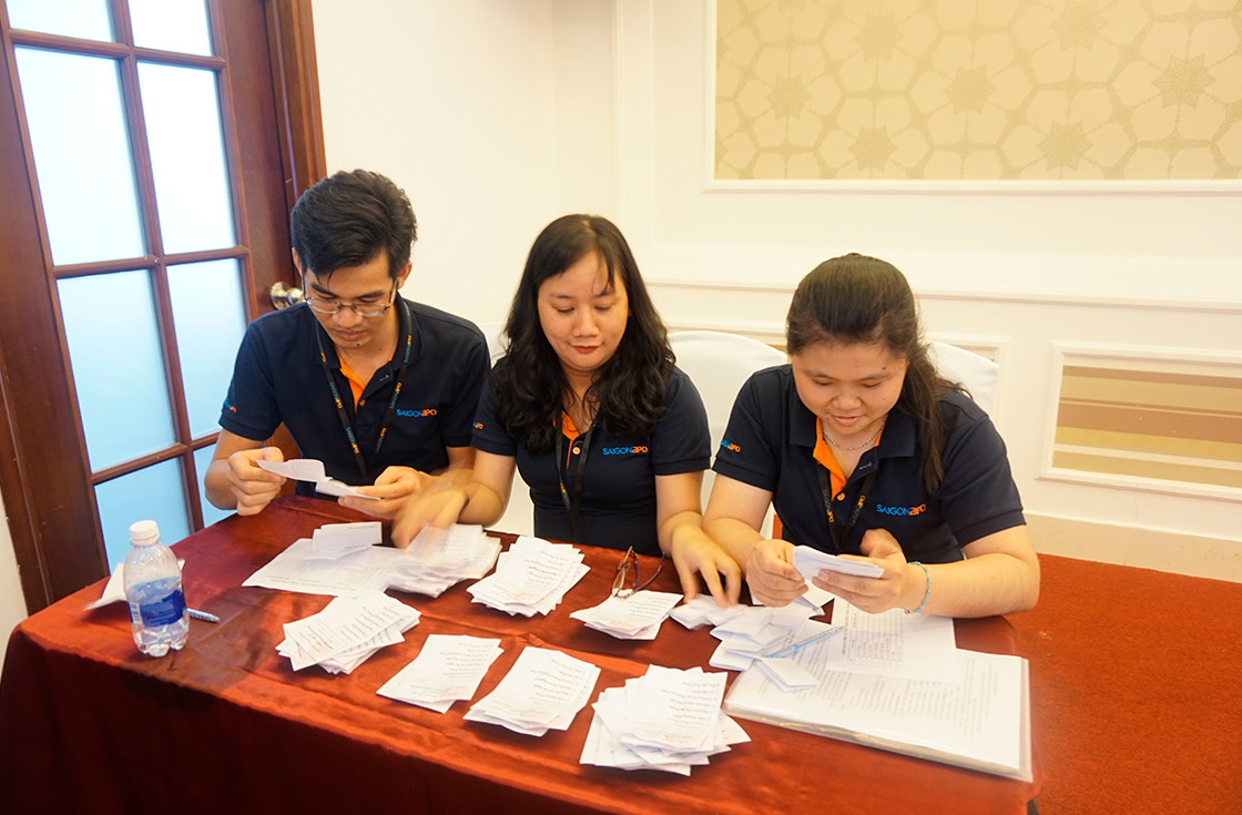 SaigonBPO managers check results