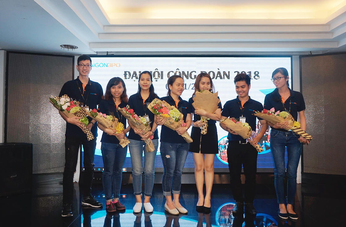 SaigonBPO gives flowers to Trade Union